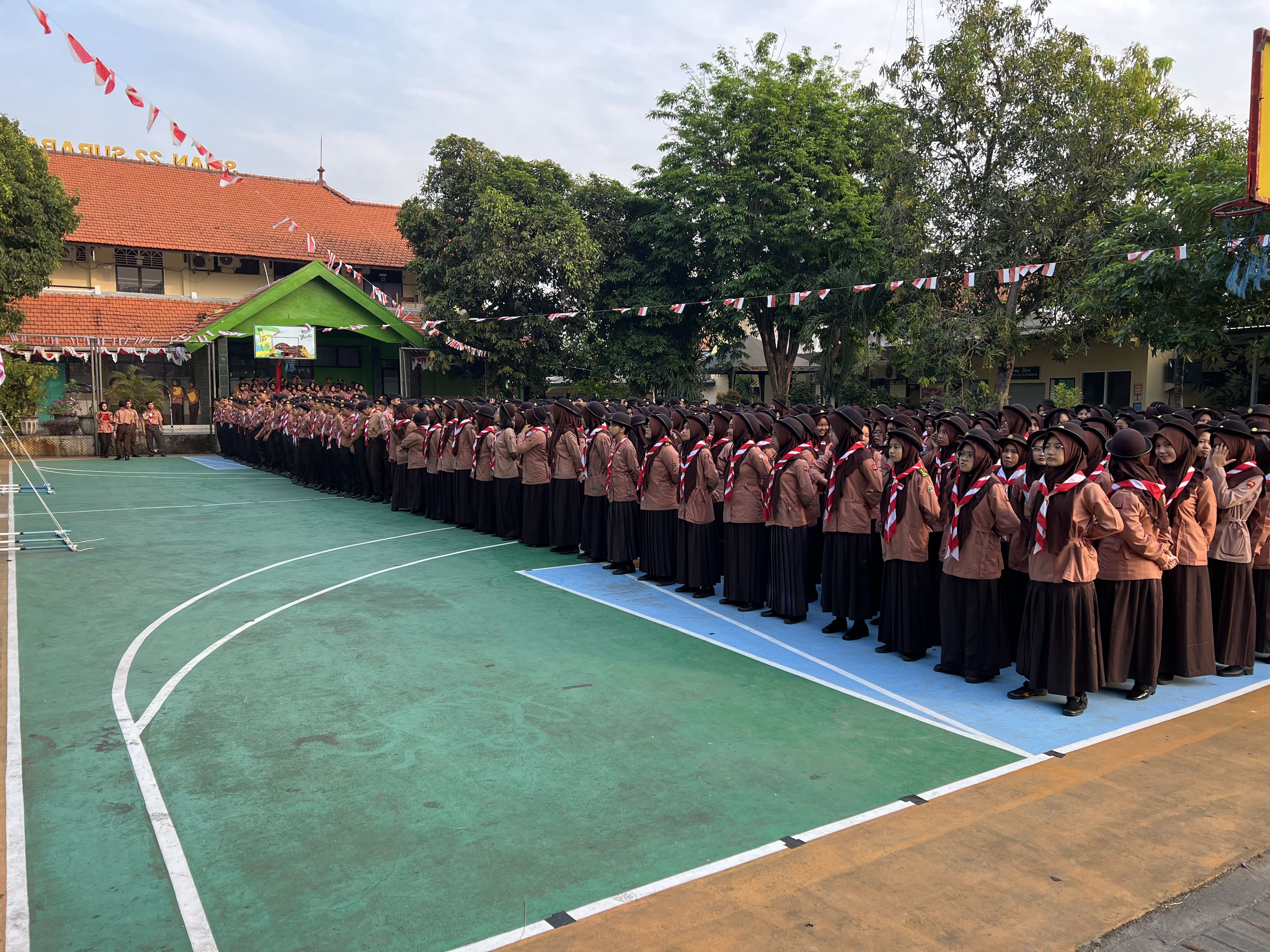 Semarak Kebersamaan dan Disiplin di SMAN 22 Surabaya: Merayakan Hari Pramuka dengan Upacara Khidmat